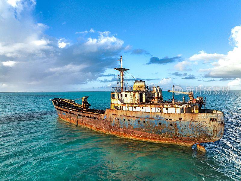 1992年的沉船La Famille Express现在是特克斯和凯科斯群岛长湾海滩的著名地标。